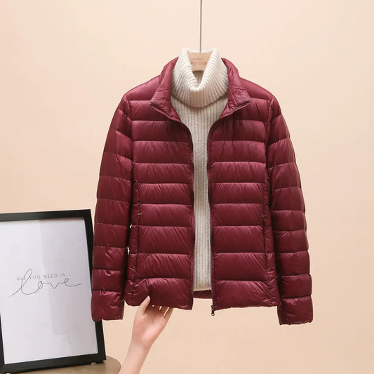 Lehká, teplá a elegantní dámská péřová bunda – pohodlná a hřejivá zimní bunda pro zralé ženy na každodenní nošení!